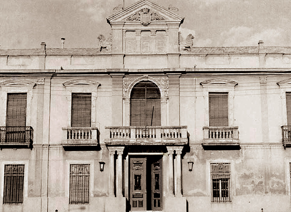 los 80 estuvieron ubicados la Audiencia de Ciudad Real y el Colegio de Abogados (balcón principal y las dos ventanas de su derecha: biblioteca, decanato y secretaría).